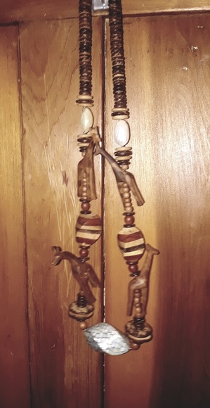 Wooden Giraffe & shell necklace - Picture 2 of 4